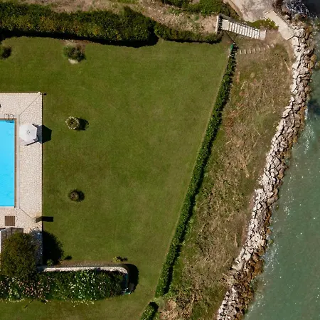 Beachfront Victoras - With Private Sidárion