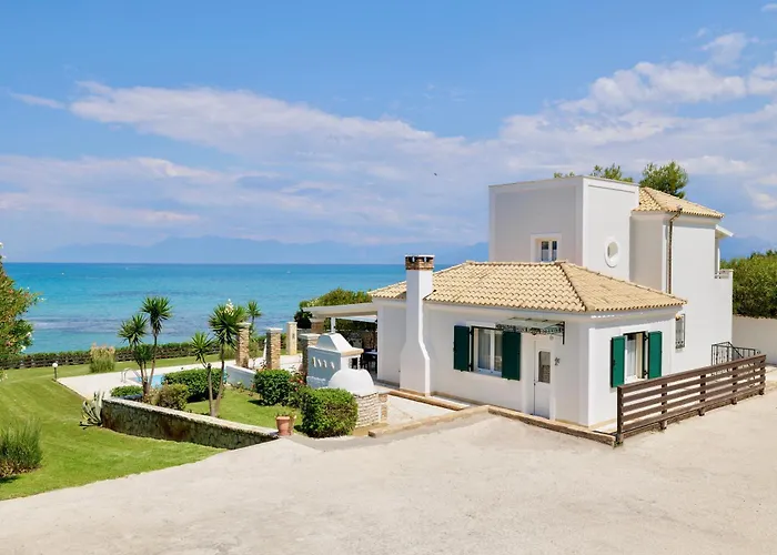 Beachfront Victoras - With Private וילה