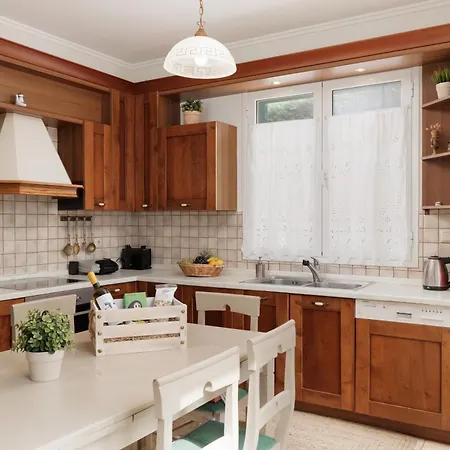 Beachfront Victoras - With Private *