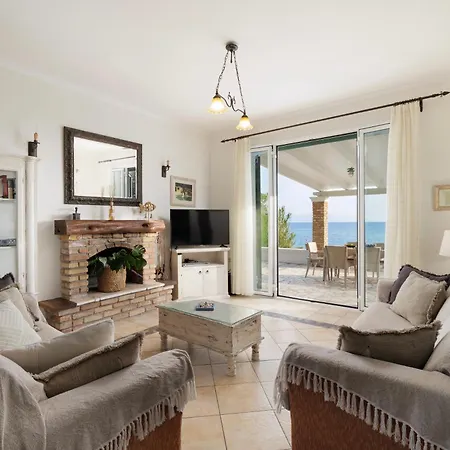 Вилла Beachfront Victoras - With Private *