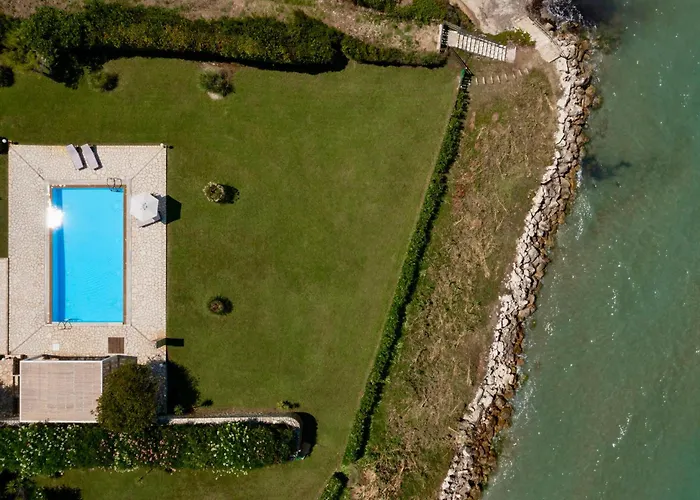 Beachfront Victoras - With Private シダリオン